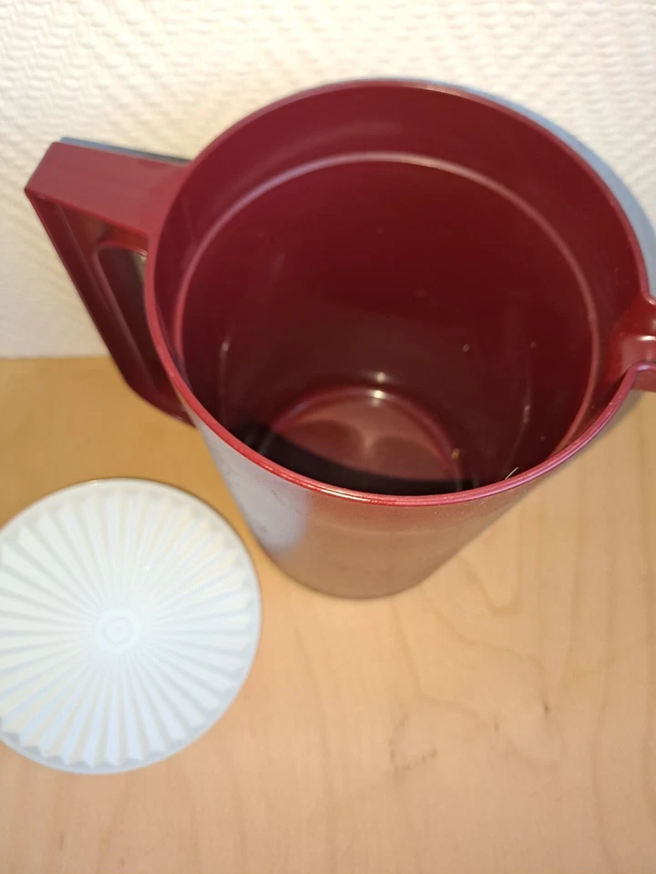 TUPPERWARE  2L5 Pichet couvercle hermétique Aspect Laqué Bordeaux  - Photo 2/3
