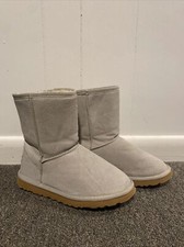 UGG Women  s Classic short Boots