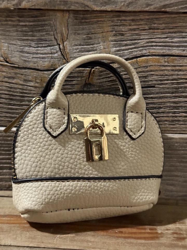 1:6 scale posh weekender handbag charm. Ideal for barbie and other size dolls - Image 2 of 4