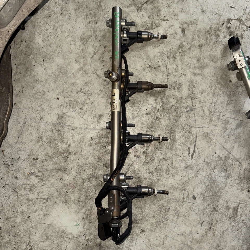 Топливные рельсы 2020 Cadillac Escalade 6,2 л L&R с инжекторами 12677812 12683522 - Изображение 2 из 4