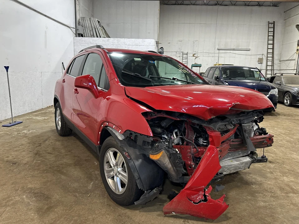 Used Rear Bumper Assembly Rear fits: 2015 Chevrolet Trax w/silver fascia insert - Imagem 4 de 4