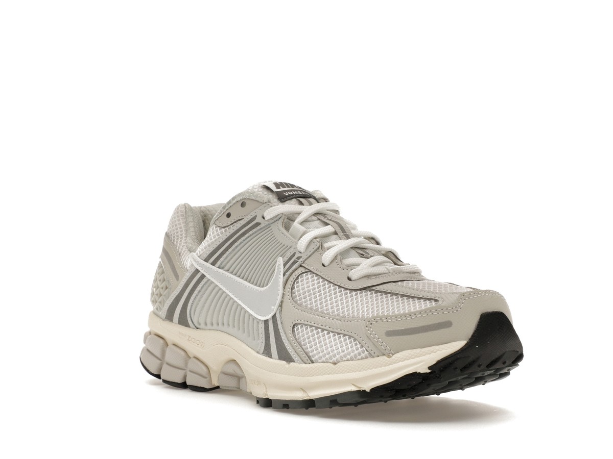 Nike Zoom Vomero 5 Platinum Tint 翌日発送 The Nike Zoom Vomero 5 Platinum Tint Photon Dust Releases