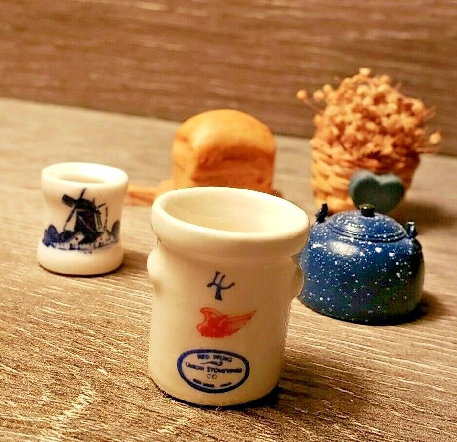 Miniaturas vintage para casa de muñecas: vajilla ala roja, Delft, tetera, pan/tablero, cesta Foto 2 de 4