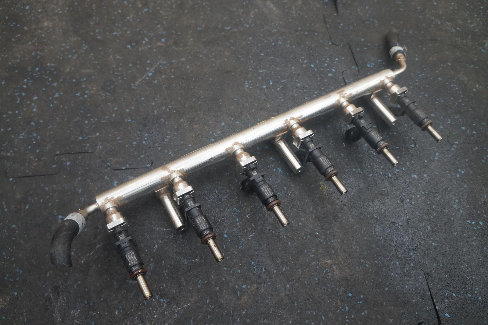 Left Fuel Injection Rail Pipe 6 Injector 07P133315B 07P906031B Bentley Bentayga