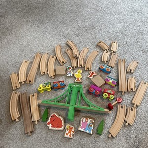 Ernie's 123 Sesame Street Line & Suspension Bridge Wooden Train Set Tootsietoy
