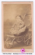 ENFANT EN POSE DANS UN LANDAU POUSSETTE EN OSIER À 3 ROUES, CDV 1878  -AA46