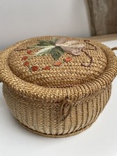 Boîte à couture en rafia brodé - vintage