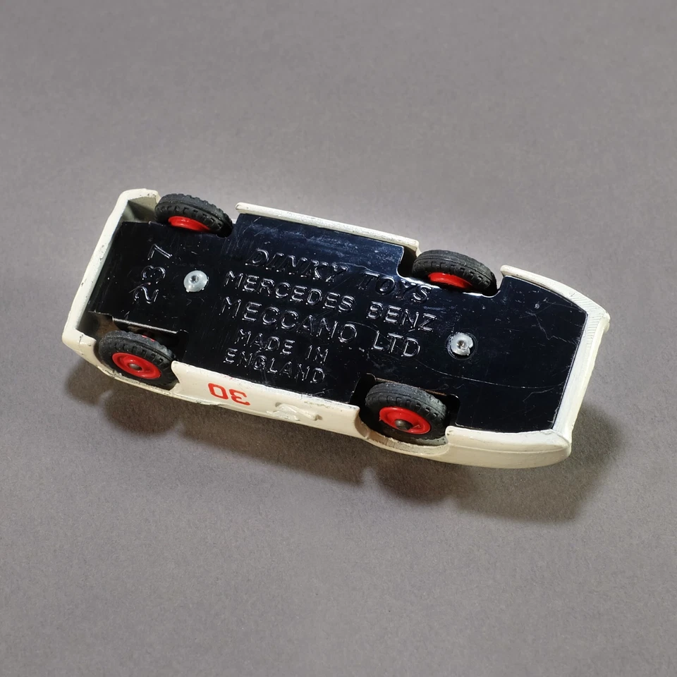 Dinky Toys Mercedes Benz No. Coche de carreras 237 coche de juguete fundido a presión de colección 1964-1965 Foto 3 de 3