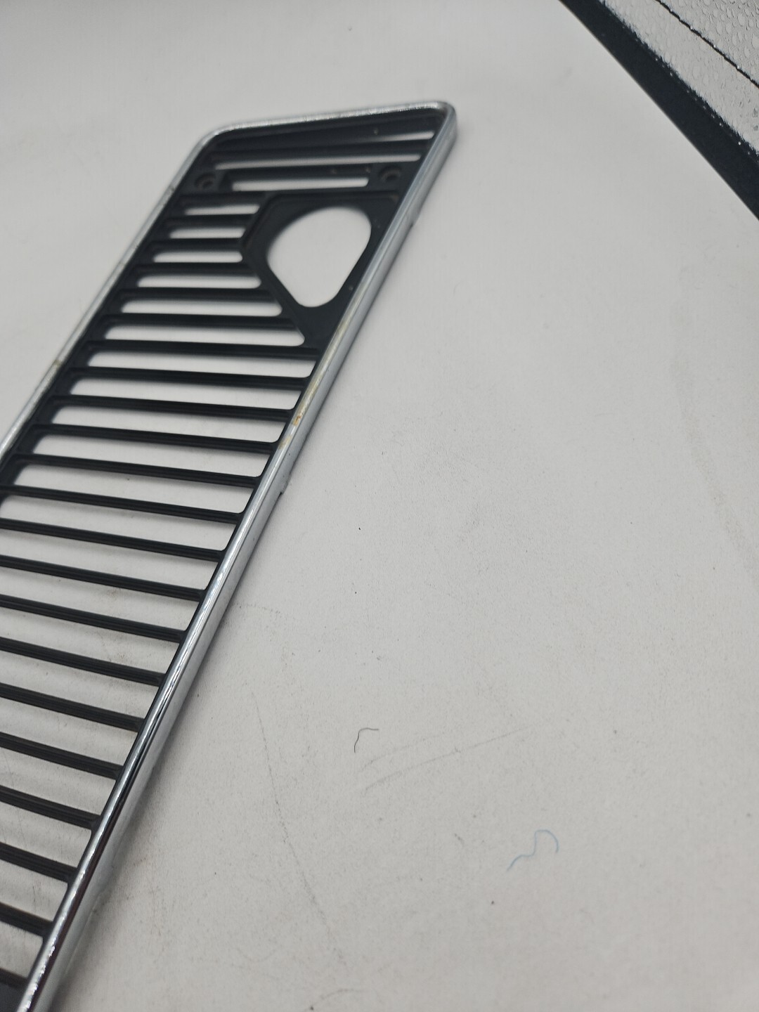 BENTLEY ASSY AIR GRILLE RH RHD (RH12590)