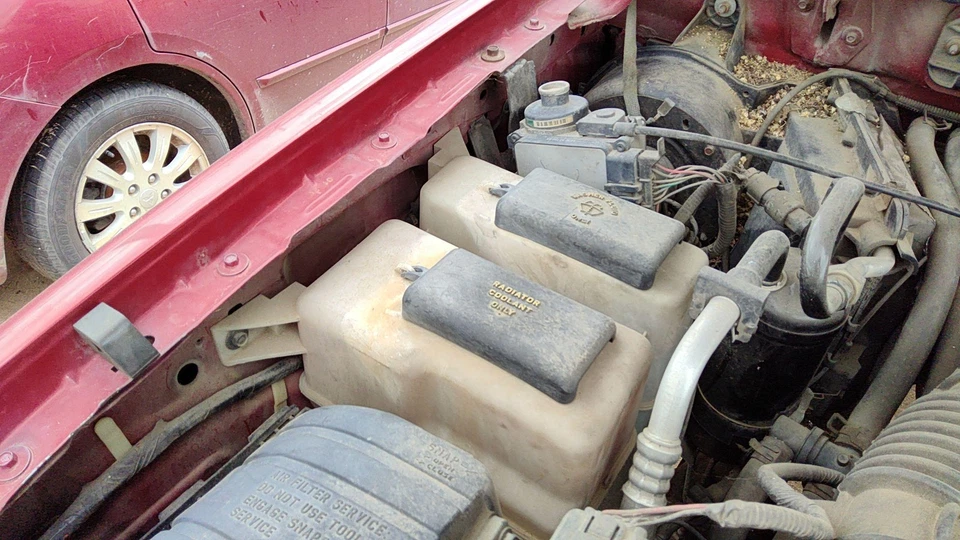 1998-2001 Mazda B2500 Windshield Washer Fluid Reservoir With Pump Oem Wiper Tank - Image 2 of 4