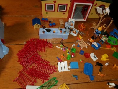 Playmobil 9275 - Pets - Tiny Paws Pet Hotel - Complete with Figures & Animals