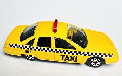 Maisto 1990s Chevrolet Caprice Taxi Cab Yellow ''Bubble Era'' 1/64 Scale Diecast