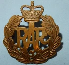 POST WW2 RAF ROYAL AIR FORCE BRITISH MILITARY BRASS CAP BADGE - QE II CROWN