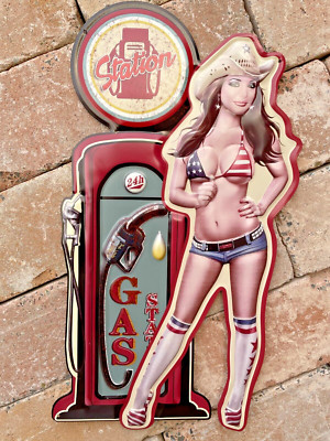 Blechschild Gas Pump Pin Up Girl USA 58cm Garage Biker Deko V2 Oldtimer V8 Gas