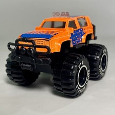 Pioneer Explorer Ford Bronco II con neumáticos de gran tamaño Diecast SUV 1:64 naranja