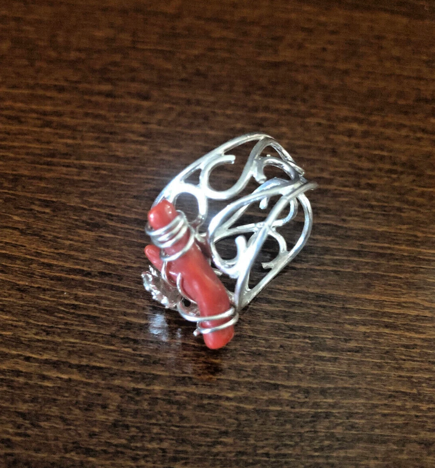 Anello "tribale" in argento 925 con rametto "imprigionato" di vero corallo rosso - Immagine 4 di 4