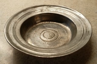 Kleine Zinnschale / Zinnteller mit Engelsmarke – 293 gramm