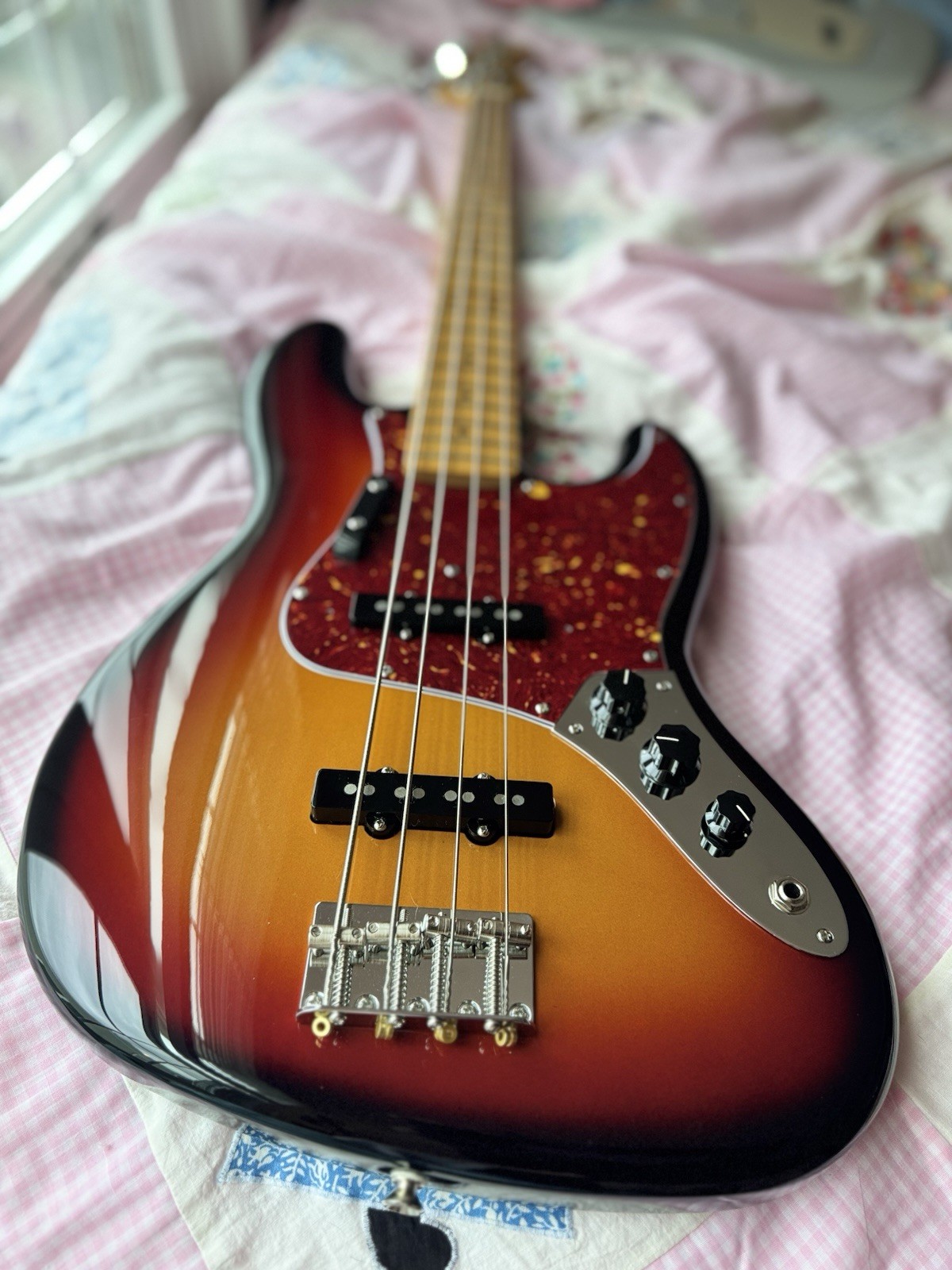 Used Fender Vintera III Early '70s Jazz Bass - 3-Color Sunburst
