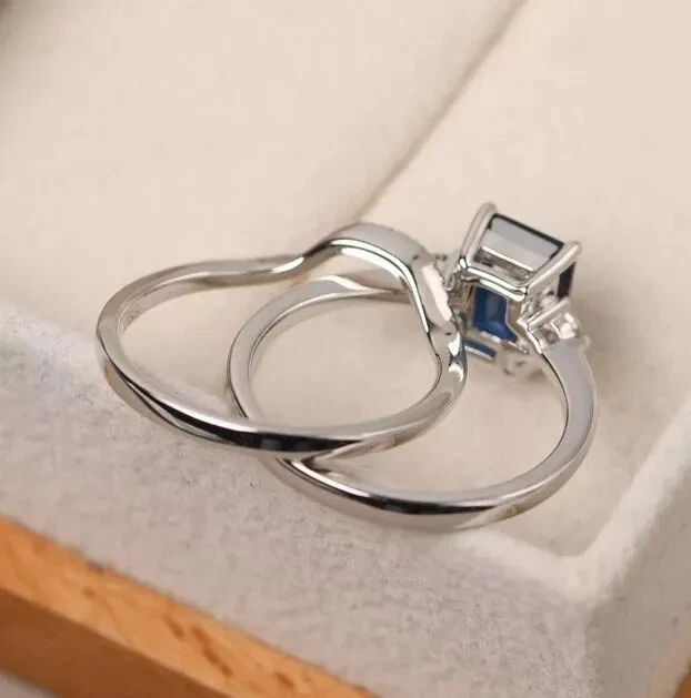 Juego de anillos de boda de zafiro azul creado en laboratorio corte esmeralda de 2,25 quilates de plata 925 Foto 3 de 4