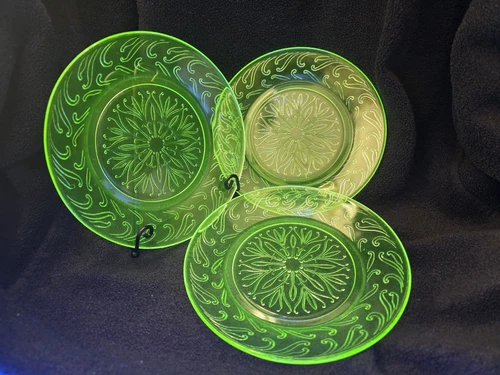Vintage Depression Uranium Glass 3 Plates Scroll Pattern 6-1/8"