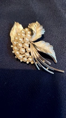 Crown Trifari Vintage Silver Tone Faux Pearl Rhinestone Signed Brooch Preowned