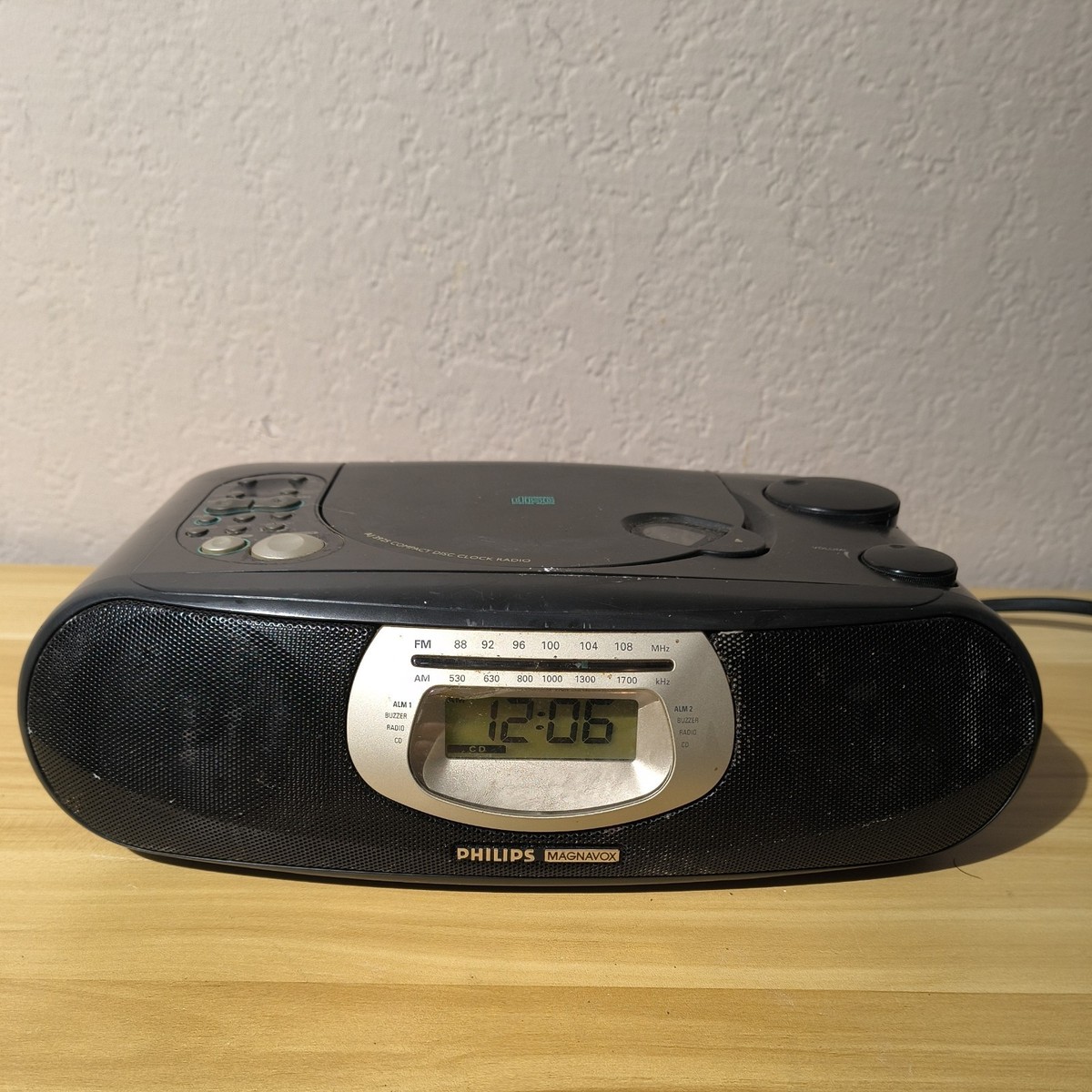 Philips Magnavox AJ 3925/17 Compact Disc Clock Radio With CD