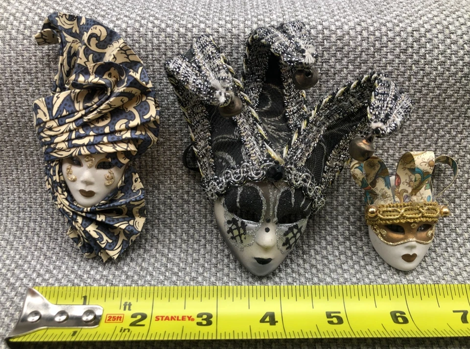 Lote de 3 Máscaras Miniatura Estilo Veneciano, Bufón o Mardi Gras Foto 2 de 4