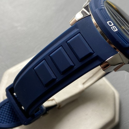 Mens Genuine Guess Tread Day Date Designer Watch W0967G2 Blue Ex-display - Picture 4 of 12