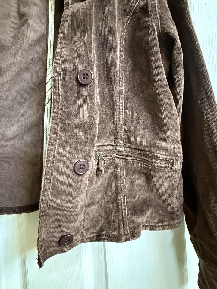 Jaqueta utilitária feminina marrom de veludo - Imagem 3 de 4