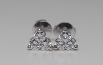 18 Karat weiße runde Kleeblatt-Diamant-Ohrstecker mit drei Steinen (0,93 kt G vs. Reinheit)