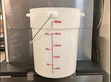 Cambro 20 qt. Food Storage Containers with Lids