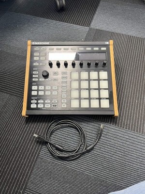 Native Instruments Maschine MK2 Black HW mit Seitenholz (wood panel)