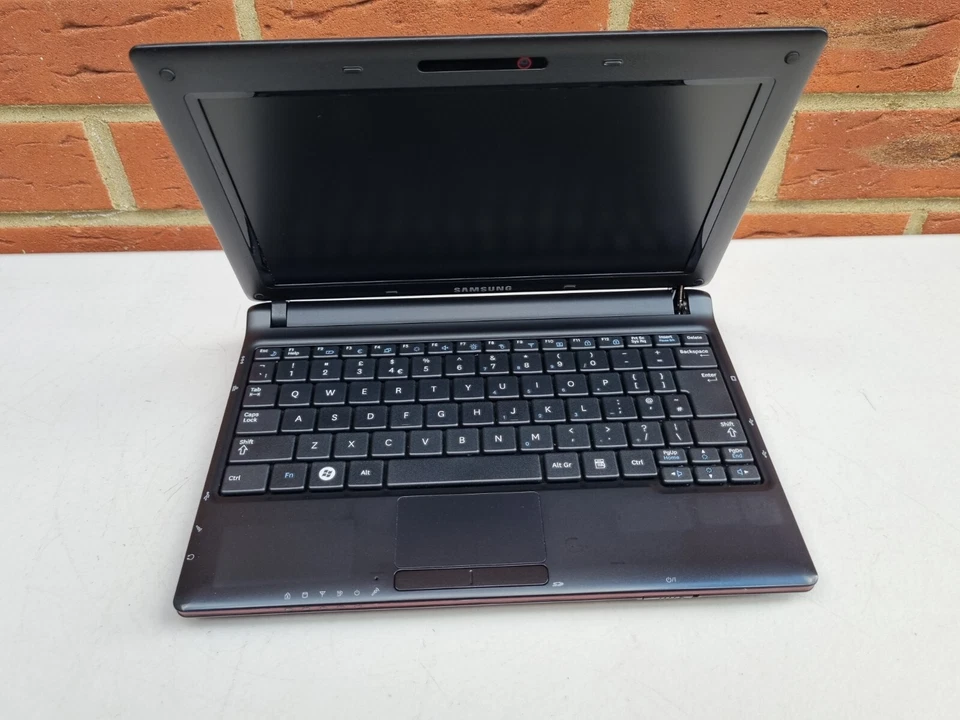 Samsung 145 Plus. Samsung N145-JP04UK. Famiglia di processori: Intel Atom - Immagine 2 di 4