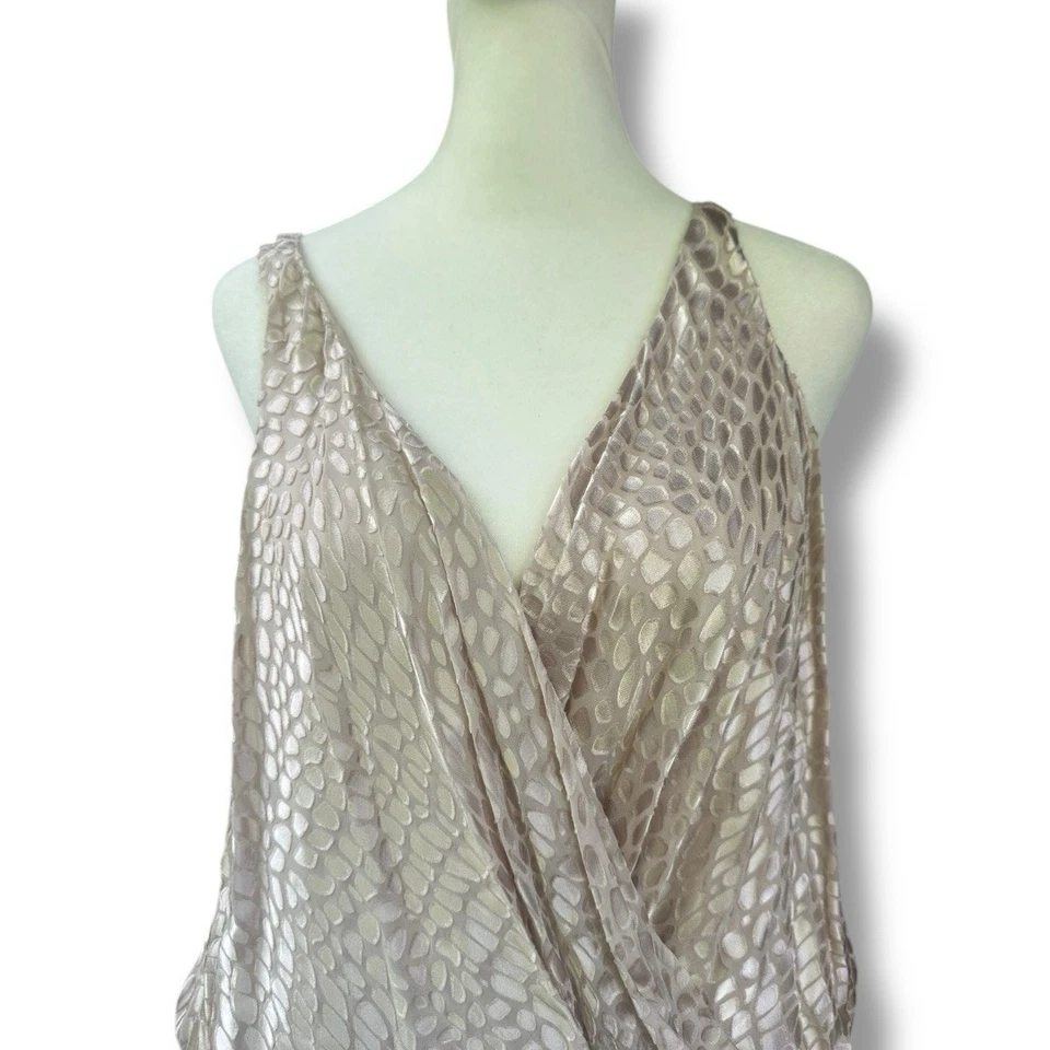 Nuevo Mini Vestido Haute Hippie Caimán Jacquard Imitación Envolvente Sin Mangas en Buff Foto 3 de 4