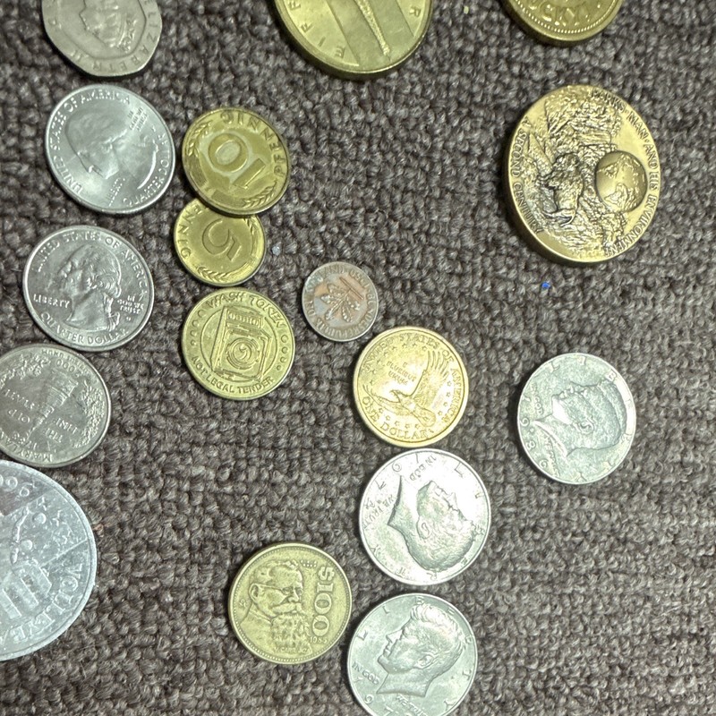 Mixed Coin Lot: US Kennedy Half Dollar & 2000 Maryland Quarter + Foreign Coins