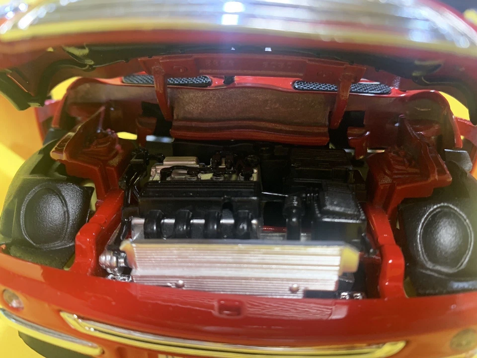 Burago 1/18 Scale 2001 Mini Cooper Hatch Red with American Flag on White Roof - Image 2 of 4