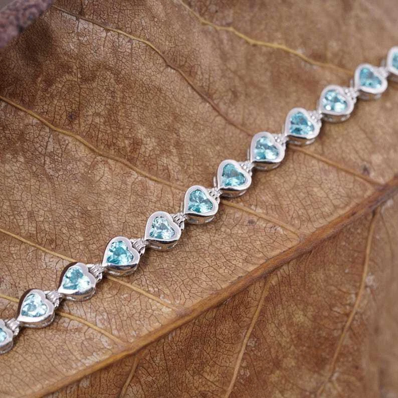 Brazalete de tenis para mujer enchapado en oro blanco de 14 quilates con topacio azul creado en laboratorio corte corazón Foto 3 de 4