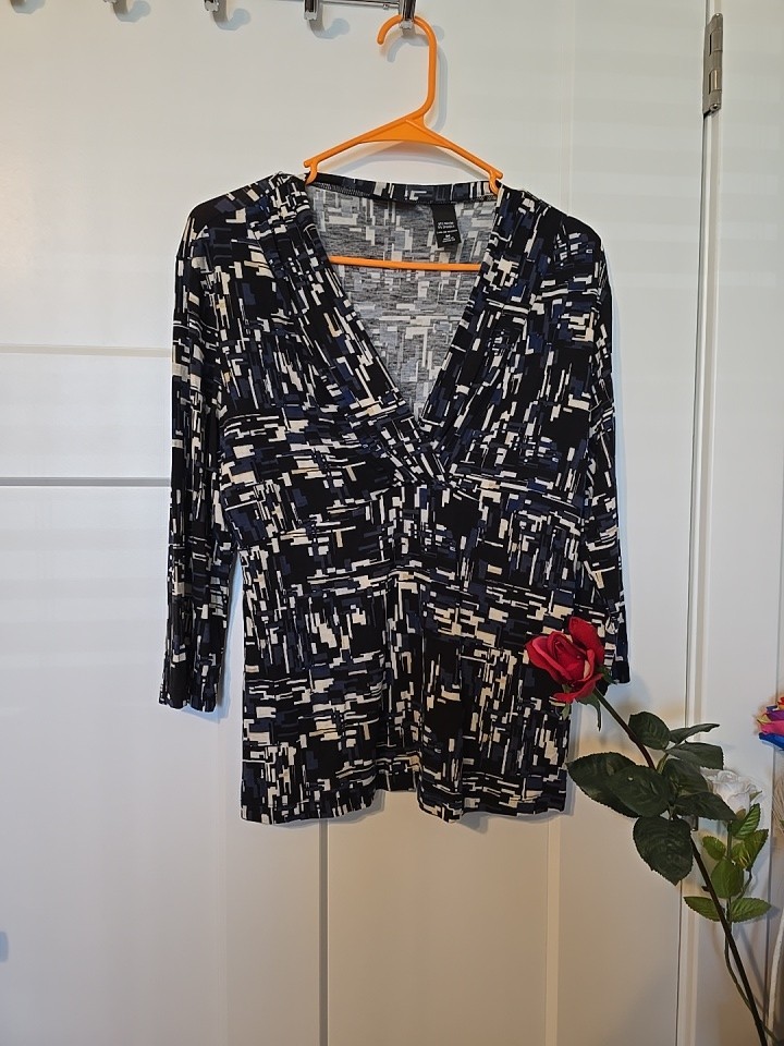 New York & Company  Stretch Ladies Size L V Neck 3/4 Sleeved Blouse
