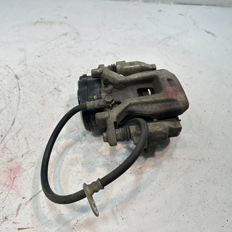 Conjunto de pinza de freno de disco lado pasajero trasero derecho Toyota Camry 2018-2024 OEM Foto 4 de 4