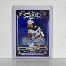 2022-23 Upper Deck Stature Autographs Blue #148 Hunter Drew Rookie Auto 1/10