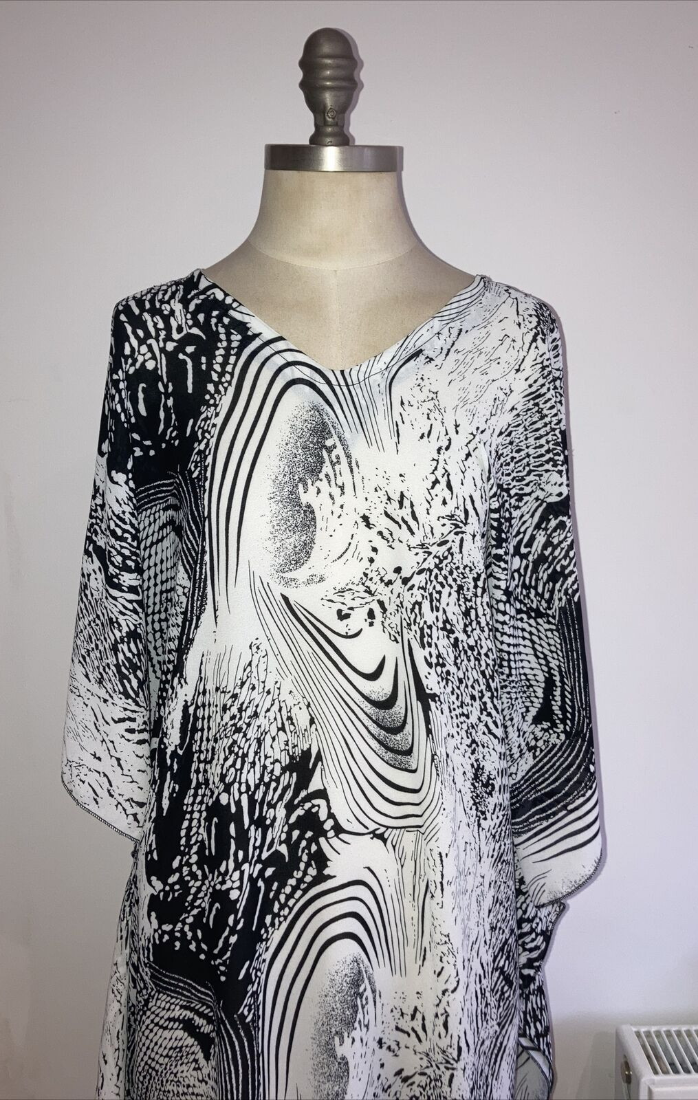 Vintage 1980s Black/White Kaftan (with Fault) 2