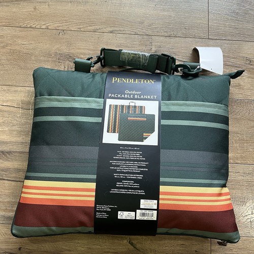 Pendleton Outdoor Picnic Blanket Waterproof Pockets Packable Beach Camping NWT - Picture 2 of 4