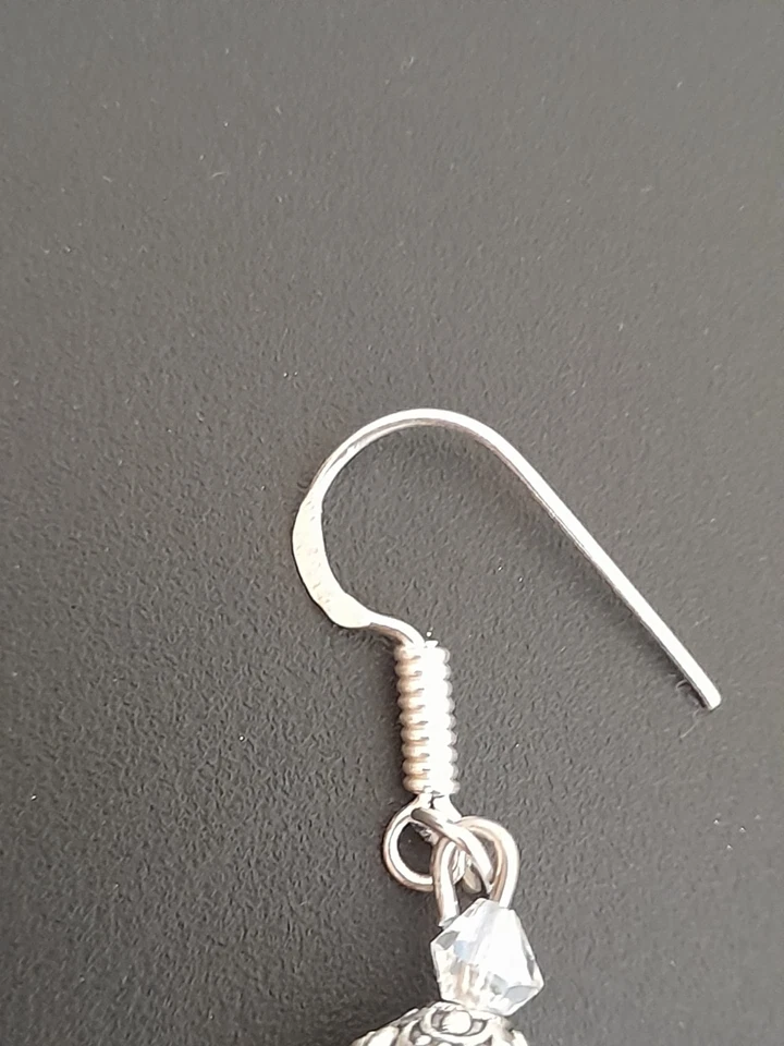 orecchini di perle bianchi pendenti con passamaneria in argento e gancio. - Immagine 3 di 3