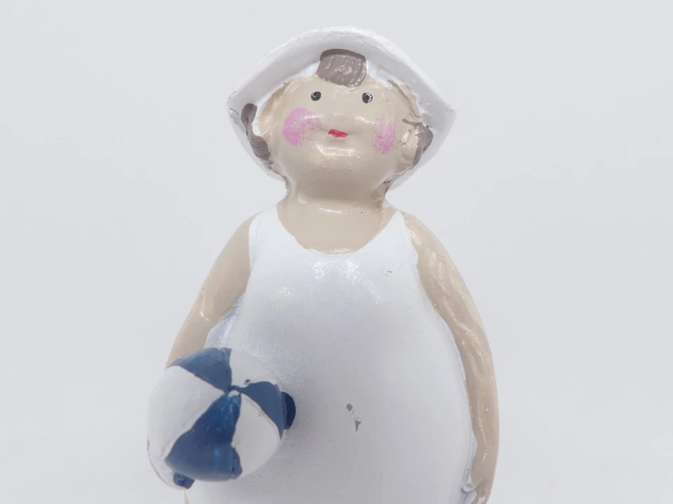 Dekofigur mollige Strandfigur Badefigur Badenixe Badeanzug und Ball sportlich - Bild 3 von 4