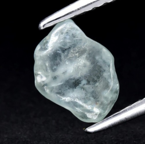 Saphir d’Auvergne grün bläulich roh hell 8 x 6,2 mm 1,06 Karat