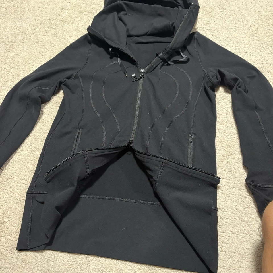 Jaqueta preta feminina Lululemon com capuz com zíper treino - Imagem 3 de 4