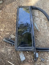 CHEVROLET SUBURBAN REAR RIGHT DOOR WINDOW RUN CHANNEL SEAL & GLASS OEM 2015-2020