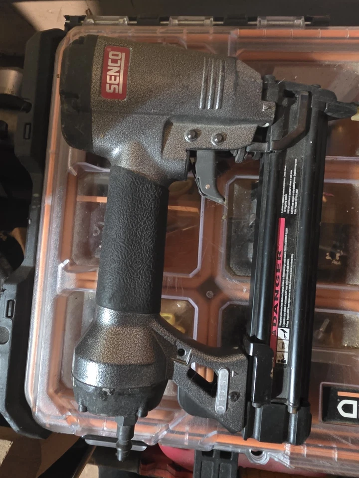 Senco~Finish Pro 15~Clavadora de acabado~calibre 18~ Clavadora de acabado de 5/8” a 1 1/4” Foto 2 de 2