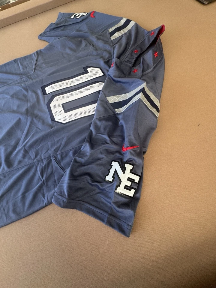 2025 Drake Maye #10 N.E Patriots "Nor'easter" F.U.S.E. LIMITED Rivalries Large - Image 3 of 4