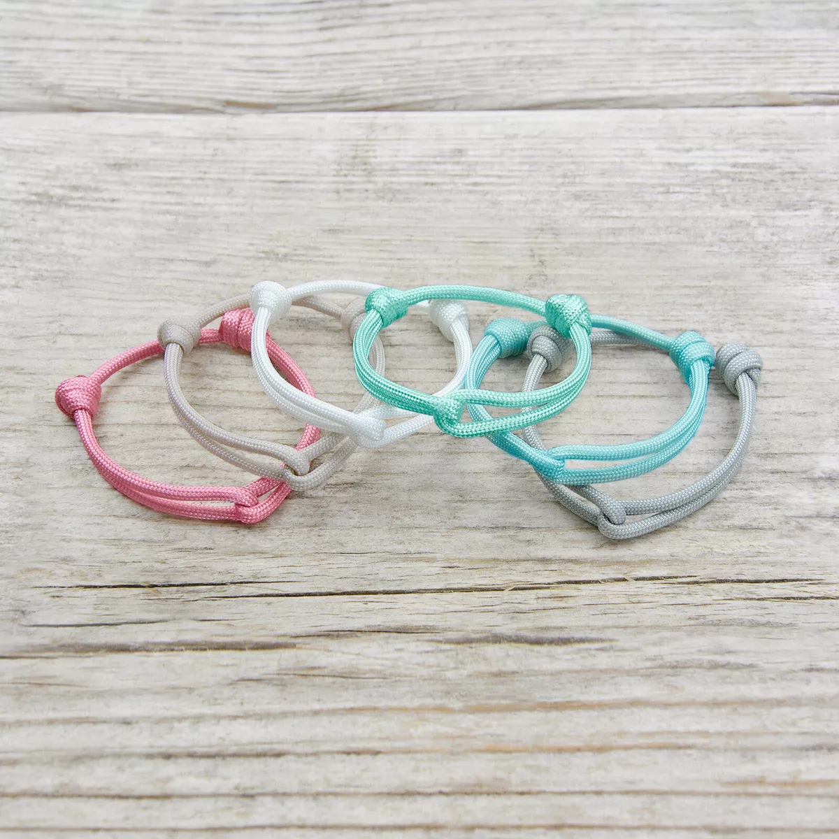Sliding paracord knot store